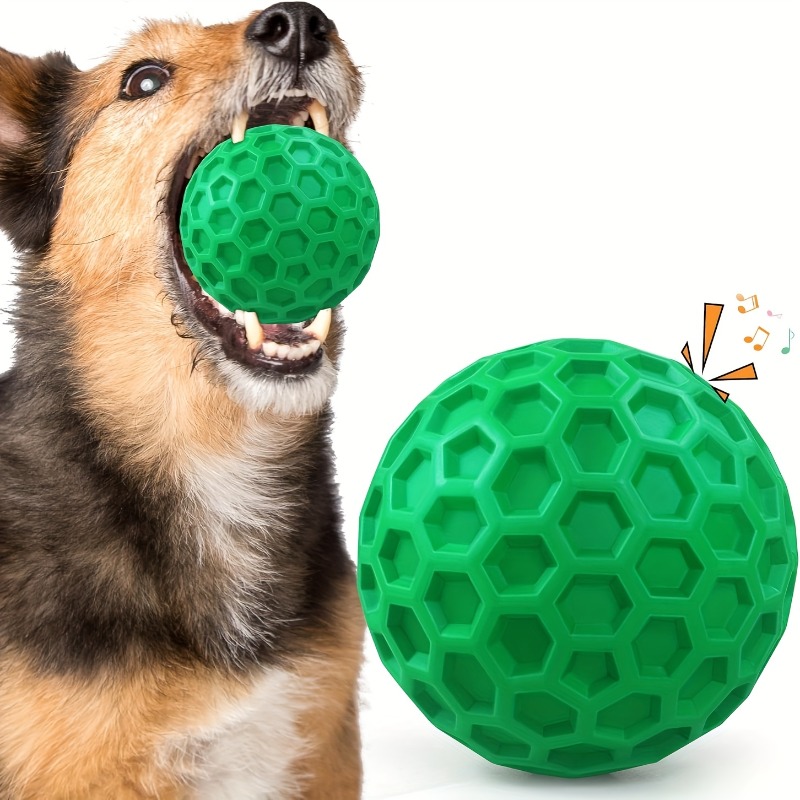 Indestructible Dog Chew Toy - 丈夫な天然ゴム製犬用噛むおもちゃ、破壊不可能な鳴き笛入りボール、攻撃的な噛み癖のある犬用、牛肉風味、六角形デザイン、歯の健康に良い